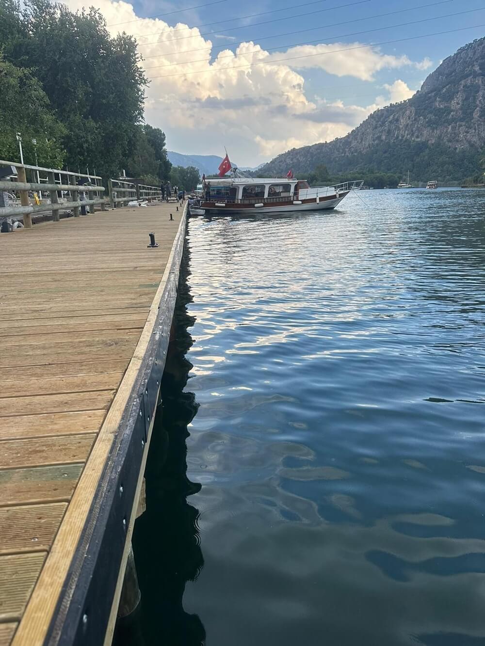 Dalyan tekne bağlama ahşap iskelesi